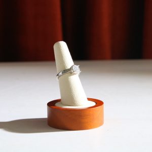 Support de bandeau, support de boucle de tête en tissu de lin blanc, support de bague, arbre à bijoux en plastique bijoux créatifs avec accessoires d'affichage de photos – Image 3