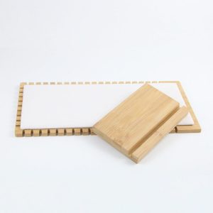 Repérez un collier, un bracelet, un porte-bijoux en forme de L en bambou et en bois simples et à la mode, une exposition verticale de bijoux en lin, un rangement et une exposition – Image 3